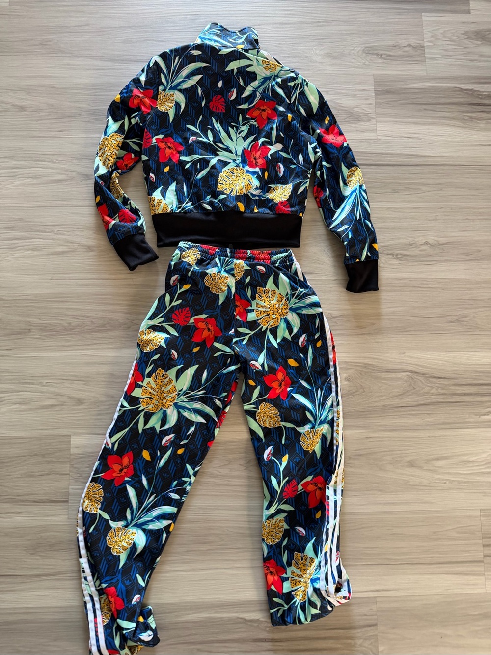 Adidas floral track suit size top small bottom xsmall - Picture 8 of 9